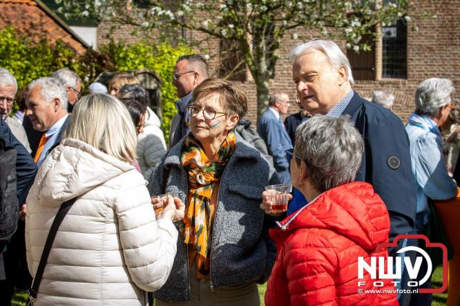 Volle terrassen, bruisende kleedjesmarkt en sportieve Wallenloop: Elburg leeft tijdens koningsdag! - &copy; NWVFoto.nl